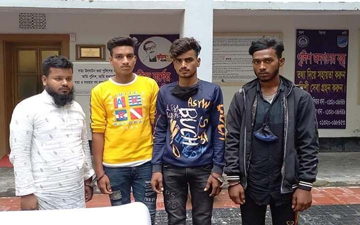 শিবচরে অস্ত্রসহ ৪ যুবক আটক