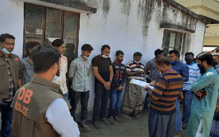 মেহেরপুর জেনারেল হাসপাতাল থেকে ৬ দালাল আটক