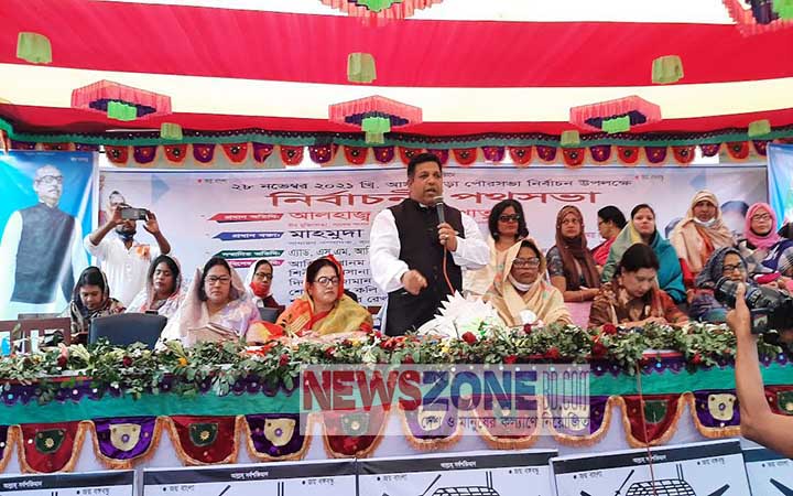 বেড়ায় কেন্দ্রীয় মহিলা আওয়ামীলীগ নেতৃবৃন্দের নৌকা প্রার্থীকে ভোট দেয়ার আহ্বান