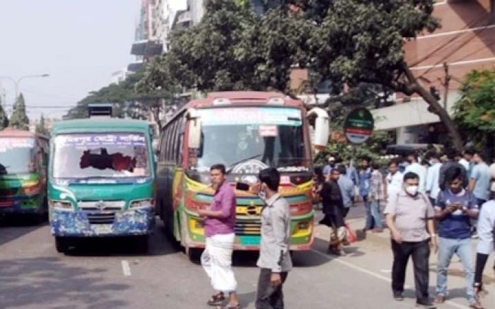 হাফ পাস চালুর দাবিতে সাইন্সল্যাবে গাড়ি ভাঙচুর