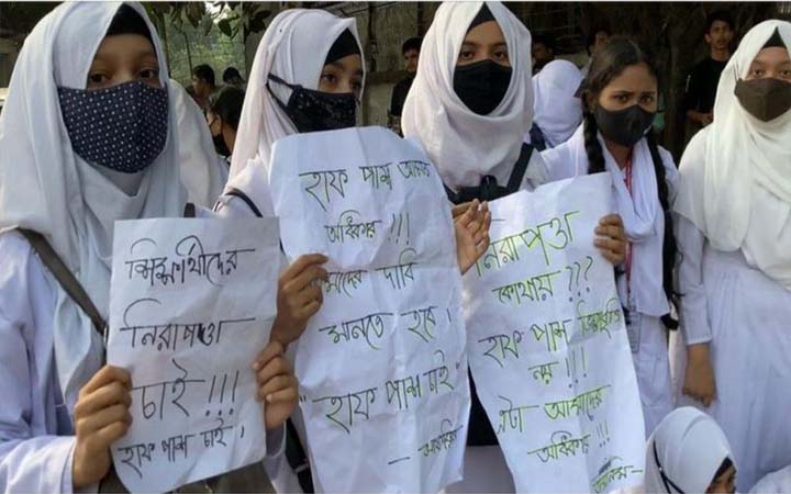 বাসে অর্ধেক ভাড়া দিতে চেয়ে 'ধর্ষণের হুমকি' পাওয়ার অভিযোগে ঢাকায় ছাত্রী বিক্ষোভ