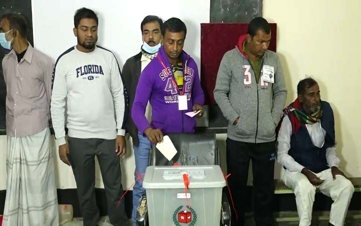 কুষ্টিয়ার দৌলতপুর উপজেলার ১৪ ইউনিয়নে ভোট গ্রহন চলছে