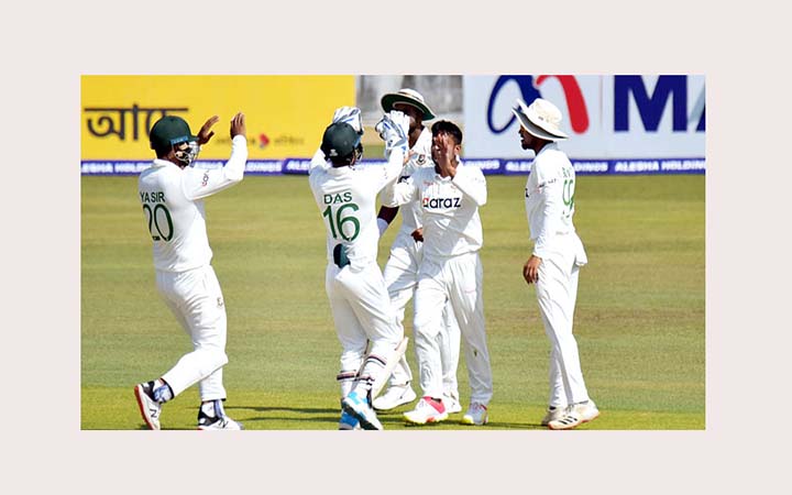 আলো স্বল্পতায় ঢাকা টেস্টের প্রথম দিন খেলা হলো ৫৭ ওভার