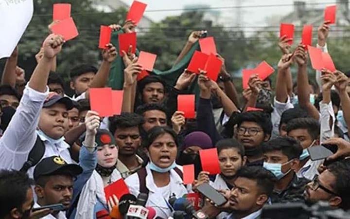‘লাল কার্ড’ হাতে রাস্তায় শিক্ষার্থীরা