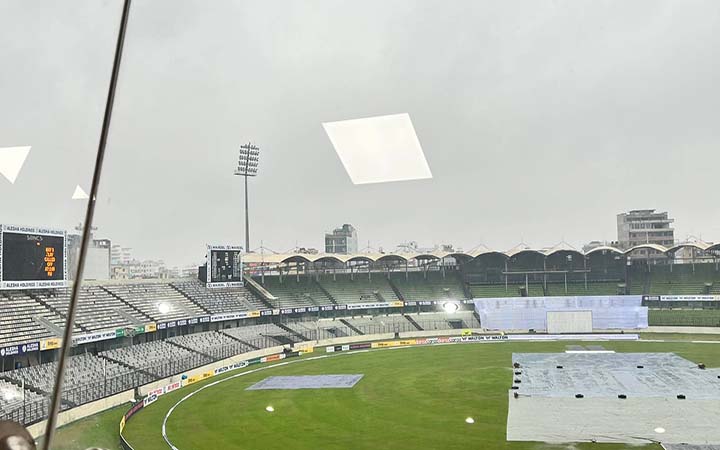 চতুর্থ দিনে এসে মাঠে গড়ালো বল