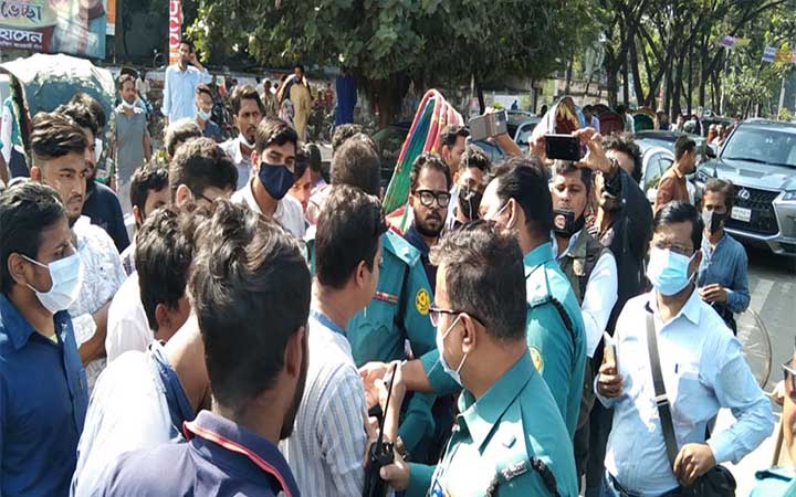 ছয় দফা দাবিতে নীলক্ষেতে আন্দোলনরত শিক্ষার্থীরা