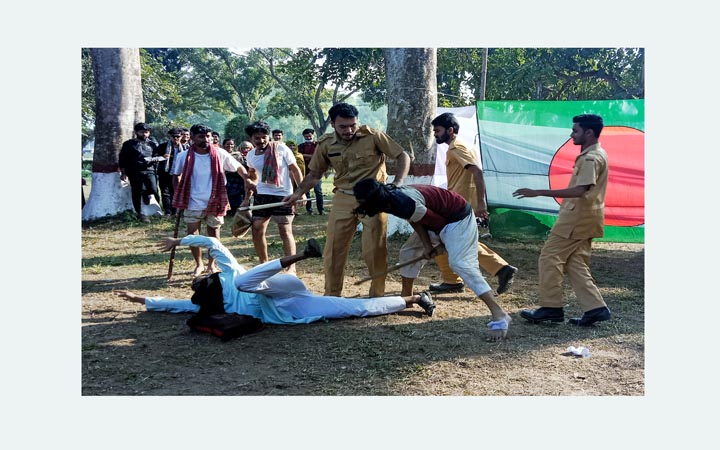 ইবিতে পথনাটক ‘আরো যুদ্ধ’ প্রদর্শিত