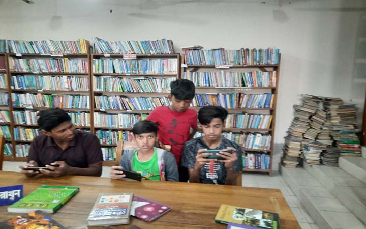 পাবনা সরকারি গ্রন্থাগারে পাঠক নেই, ইন্টারনেটে বাজে সাইট ব্রাউজ করছে শিক্ষার্থীরা
