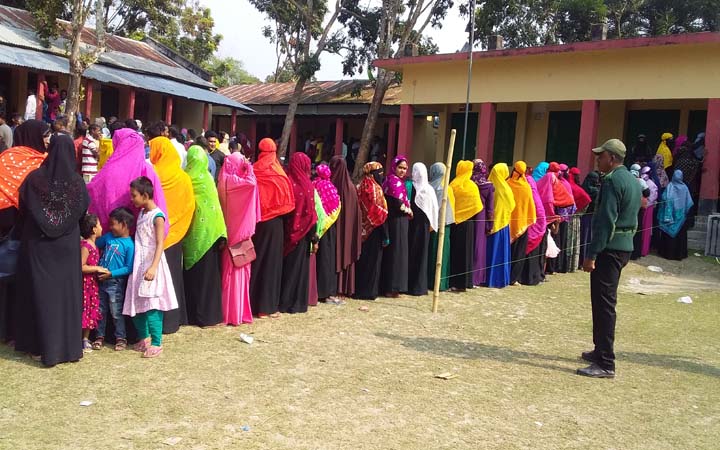 পাবনায় গোলাগুলি ও ধাওয়া-পাল্টা ধাওয়া মধ্য দিয়ে ভোট গ্রহণ সম্পন্ন