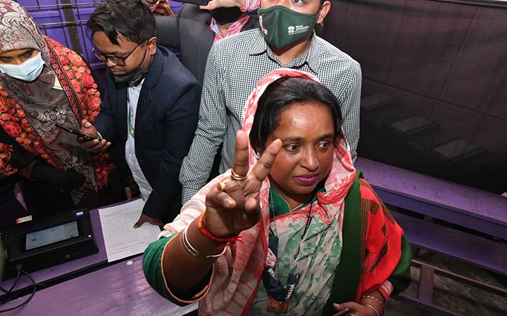 বাবার কবর জিয়ারত করে ভোট দিলেন আইভী