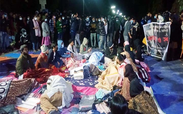 শাবি ভিসির পদত্যাগ দাবিতে ২০ ঘন্ট ধরে অনশনে শিক্ষার্থীরা
