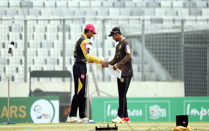 ব্যাটিংয়ে ঢাকা, একাদশে ফিরলেন মাশরাফি