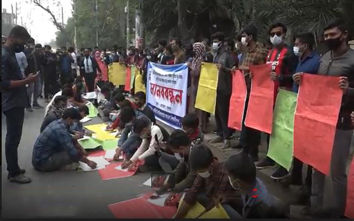 স্থগিত পরীক্ষার দাবিতে রাস্তায় প্রতীকি পরীক্ষায় বসলো শিক্ষার্থীরা
