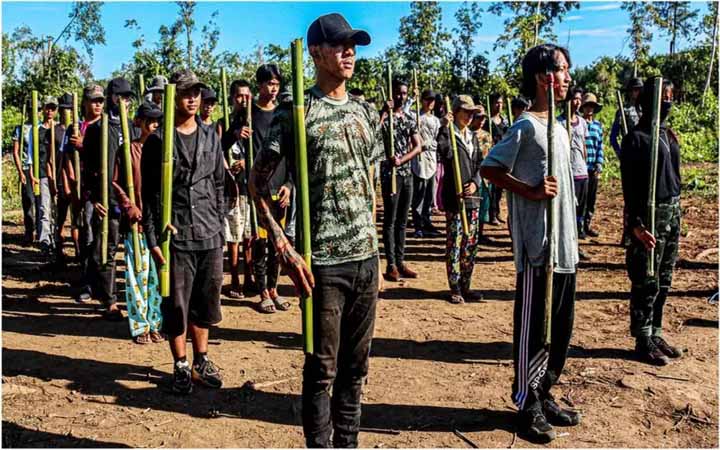 জান্তা-জনতা মুখোমুখি : প্রাণঘাতী সংঘাতে গৃহযুদ্ধের পথে মিয়ানমার