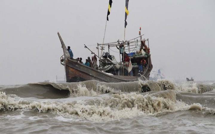 হঠাৎ ঝড়ে বঙ্গোপসাগরে ডুবে গেছে অন্তত ২০ ট্রলার