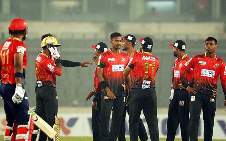 টসে জিতে বোলিং এ কুমিল্লা