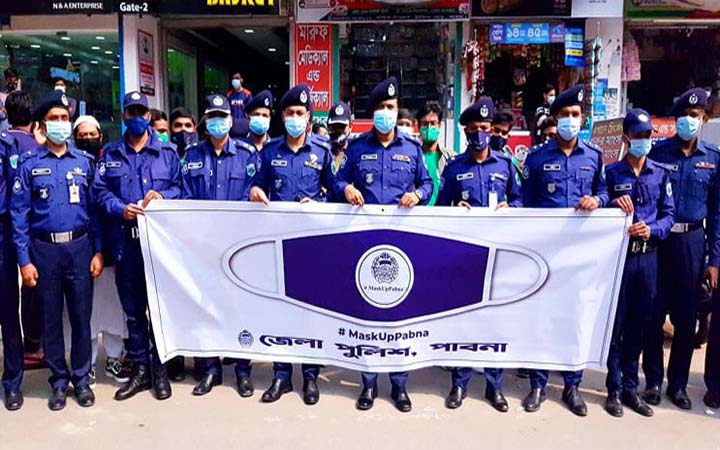 পাবনায় জেলা পুলিশের সচেতনতামূলক মানববন্ধন ও মাস্ক বিতরণ
