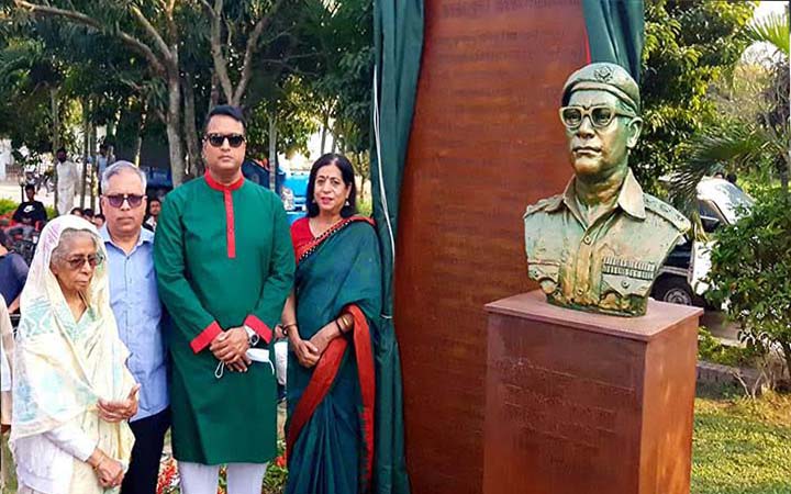 যুদ্ধে নিহত পাবনা জেলা পুলিশ সদস্যদের স্মৃতির উদ্দেশ্যে নির্মিত ভাস্কর্য ”অম্লান-৭১” এর উদ্ধোধন
