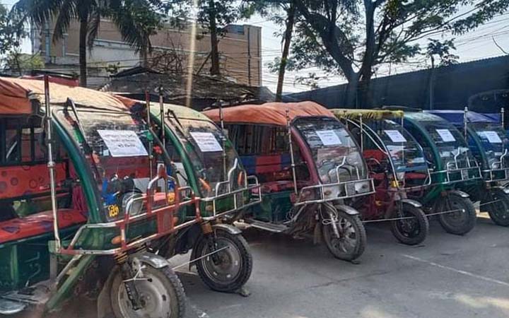 পাবনায় চালককে হত্যা করে ইজিবাইক ছিনতাই চক্রের সাত সদস্য আটক