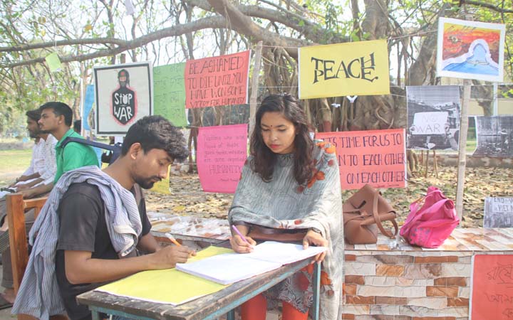 ইসলামী বিশ্ববিদ্যালয় : যুদ্ধের বিরুদ্ধে শান্তির বার্তা শিক্ষার্থীদের