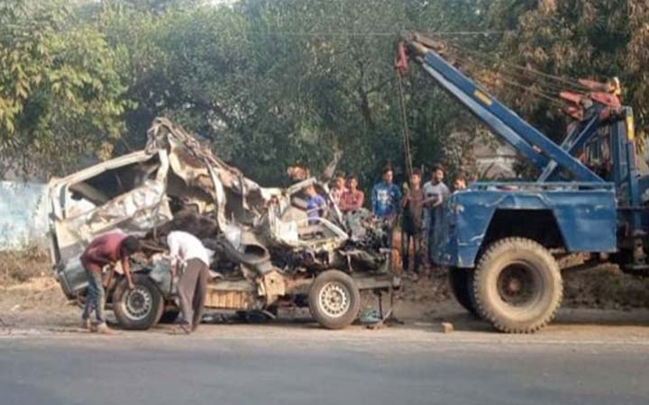 নরসিংদীতে বাস-মাইক্রোবাস সংঘর্ষে নিহত ৩