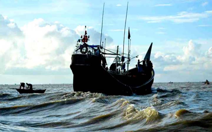 নৌকাসহ ১৮ জেলেকে ধরে নিয়ে গেছে মিয়ানমার