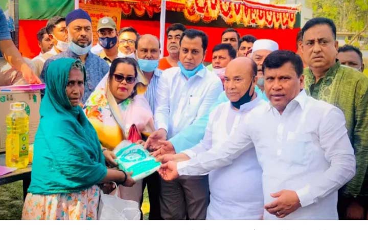 পাবনায় টিসিবির পণ্য বিক্রি শুরু