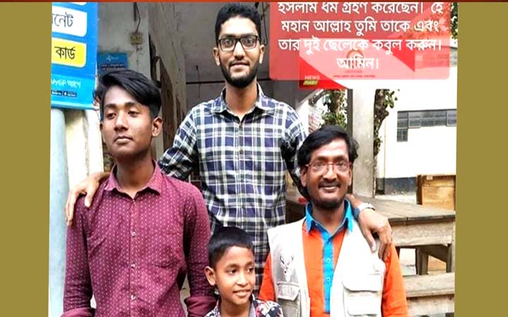 দুই ছেলেসহ সাংবাদিক মানিক লাল দত্তের ইসলাম গ্রহণ