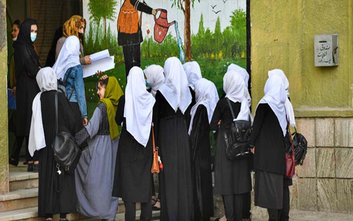 বোরখা খুলে আসার পরেই ছাত্রীকে বসতে দেয়া হলো পরীক্ষায়