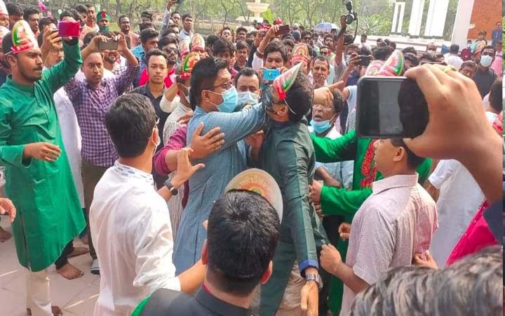 ইবিতে ফুল দিতে গিয়ে স্মৃতিসৌধে শিক্ষকদের হাতাহাতি