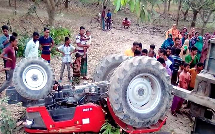 নিয়ন্ত্রণ হারিয়ে ট্রাক্টর উল্টে খাদে, হেলপার নিহত