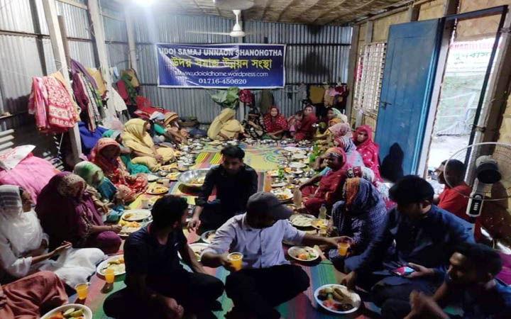 ইফতার নিয়ে বৃদ্ধাশ্রমে ইবির 'রক্তিমা'