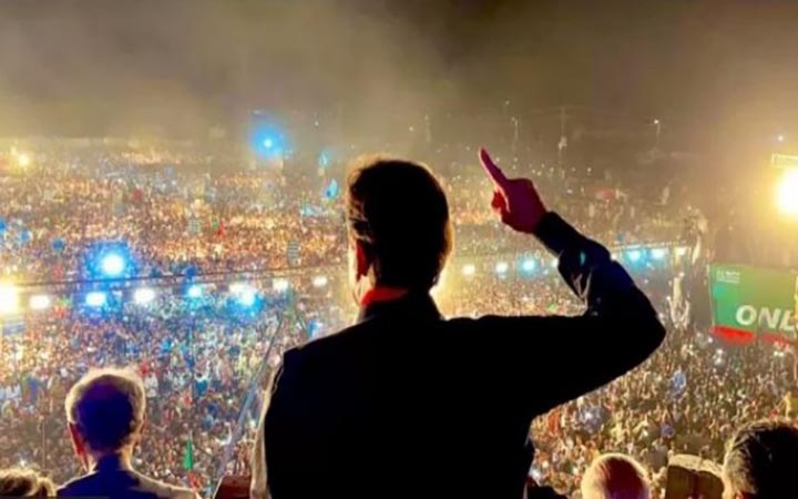 পাকিস্তানে মধ্যরাতের আদালত নিয়ে প্রশ্ন তুললেন ইমরান খান