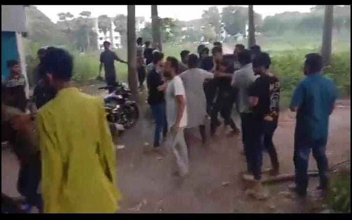 একদিকে চলছে ইফতার বিতরণ অন্যদিকে মারামারি!