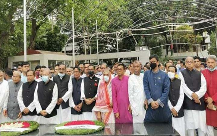মুজিবনগর দিবস উপলক্ষে বঙ্গবন্ধুর প্রতিকৃতিতে আওয়ামী লীগের শ্রদ্ধা