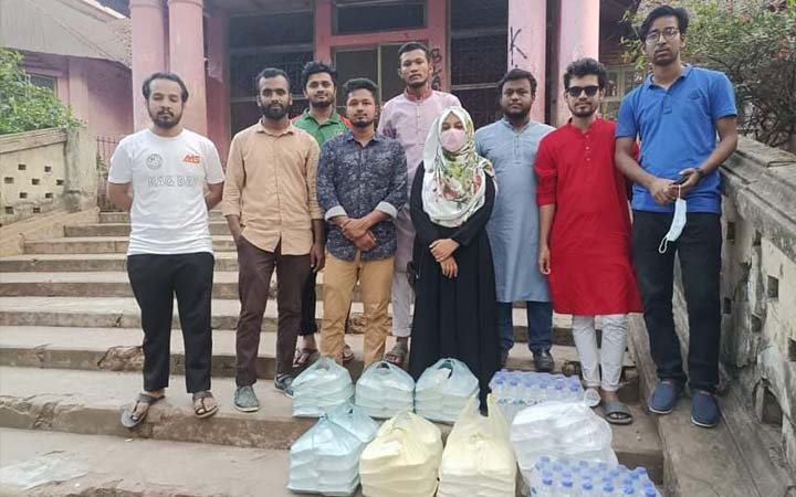 ইফতার নিয়ে সুবিধাবঞ্চিতদের পাশে 'আমরা সবার বন্ধু'