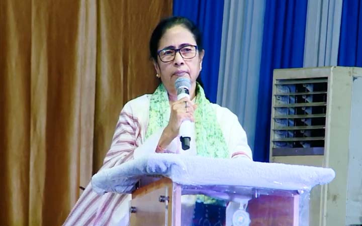 মমতা বন্দ্যোপাধ্যায়কে পুরস্কার দেয়ার প্রতিবাদে ইস্তফা, সম্মান ফেরত