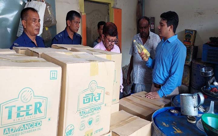 ঈশ্বরদীতে  ১৮ হাজার লিটার তেল জব্দ