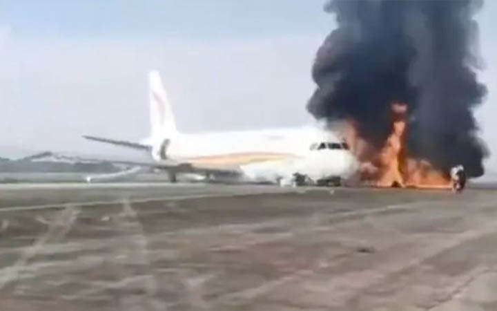 ১১৩ যাত্রী নিয়ে রানওয়ে থেকে ছিটকে পড়ে বিমানে আগুন