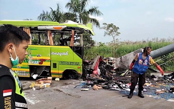 ইন্দোনেশিয়ায় পর্যটকবাহী বাস দুর্ঘটনায় ১৪ জনের প্রাণহানী