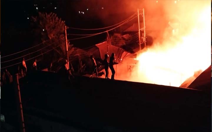 বরগুনায় আগুনে পুড়ল দুই শতাধিক দোকান