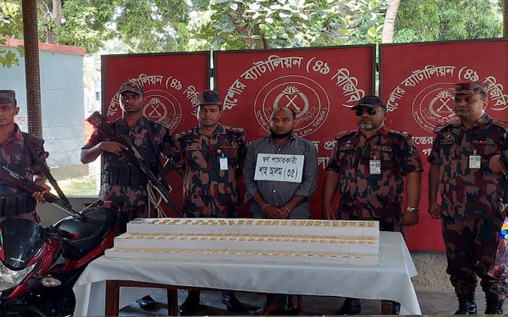 যশোর সীমান্তে ১২৪ পিচ স্বর্ণেরবার সহ পাচারকারী আটক