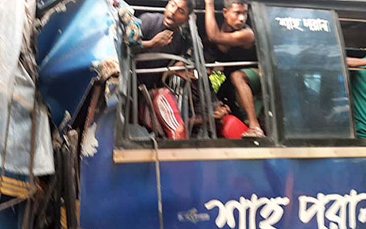 নেত্রকোনায় বাস-ট্রাকের মধ্যে সংঘর্ষে নিহত ২