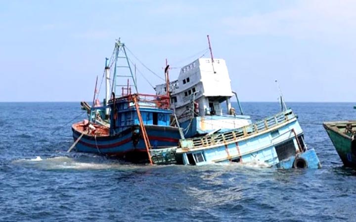 ইন্দোনেশিয়ায় ফেরিডুবি, এখনো নিখোঁজ ১১