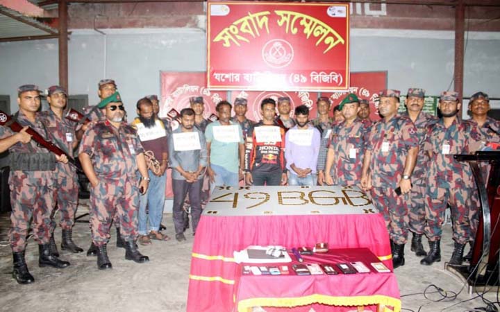 যশোরে ১৩৫ টি স্বর্ণের বারসহ  ৬ জন আটক