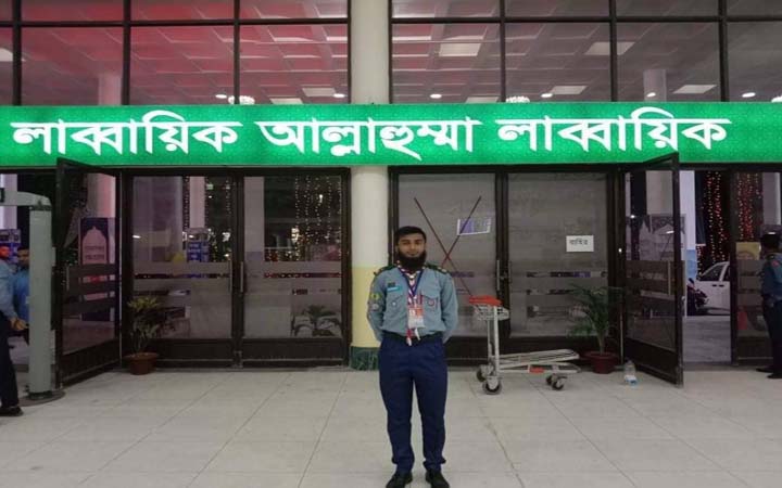 হজ যাত্রীদের সেবা দিচ্ছেন কুবির রোভার রাশেদুল আমীন