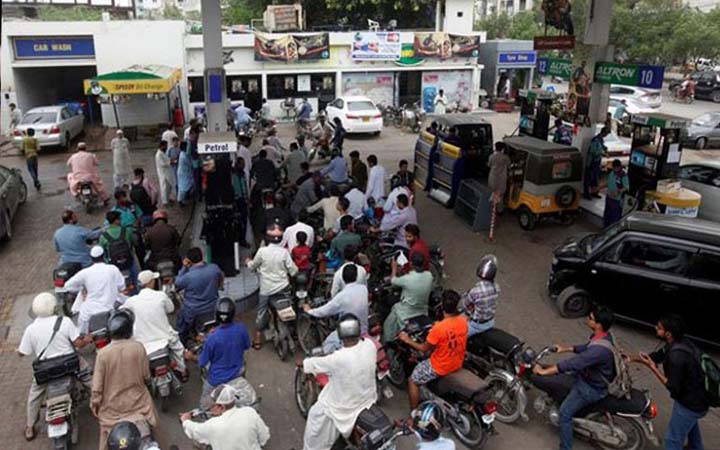 পাকিস্তানে পেট্রলের দাম রেকর্ড বৃদ্ধি