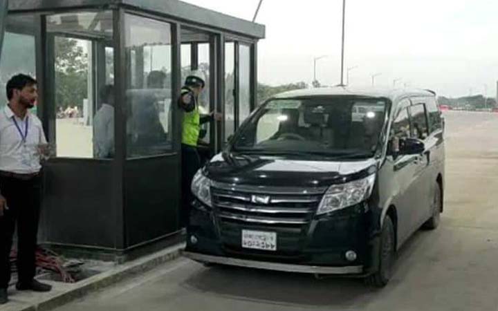 টোল দিয়ে প্রথম পদ্মা সেতু পার হলো গাড়ি