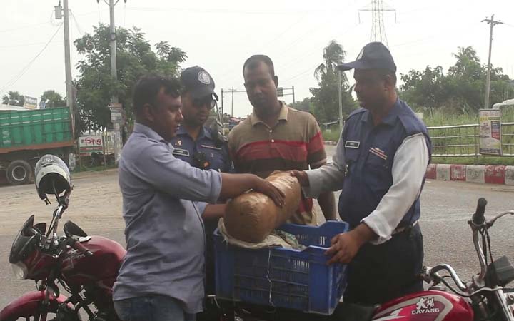 পুলিশ দেখে গাঁজা ও মোটর সাইকেল ফেলে পালল মাদক পাচারকারী