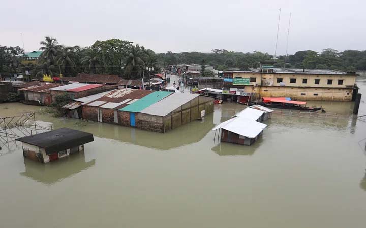 সিলেট ও সুনামগঞ্জের বন্যায় মানবিক বিপর্যয়ের আভাস